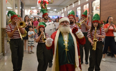 Chegada do Papai Noel abre temporada natalina no Shopping Della