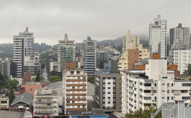 [Áudio] Semana inicia com chuva e ventos fortes em Criciúma 