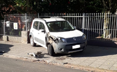 Motorista entra na contramão e bate em três veículos 