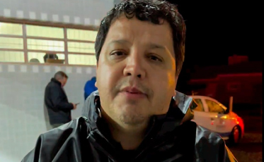 Prefeito se emociona ao falar de situação em Praia Grande (VÍDEO)