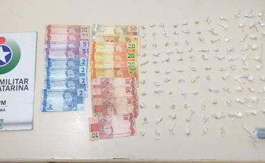 PM aborda grupo e apreende maconha, crack e cocaína