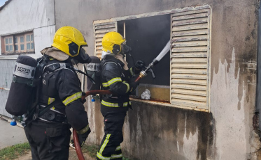 Incêndio atinge residência e morador inala fumaça em Araranguá
