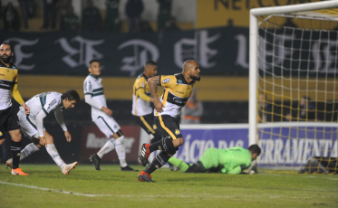 Pressionado, Tigre visita o Coxa