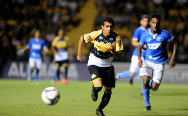 Andrew pode atuar na lateral esquerda contra o Sport