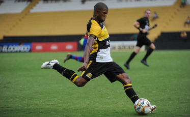 Após deixar o campo de ambulância, Carlos César está disponível para enfrentar o Santo André