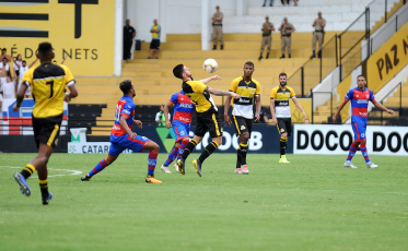 Mais um jogo com muitas críticas à arbitragem no Heriberto Hülse