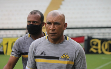 Sem sorrir e dormir, Hemerson Maria promete resultados ao torcedor