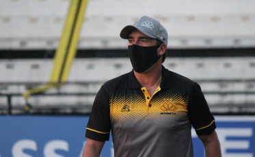 “Se não sair com o calção sujo e com a camisa rasgada não é o Criciúma”, salienta Baier após vitória