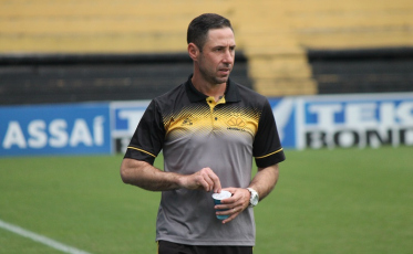 Lalo chama a atenção para erros de passe na derrota contra o Avaí