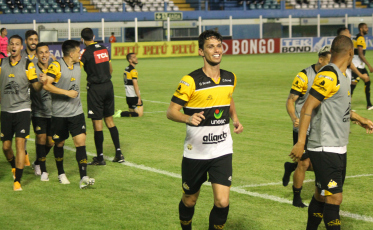 “É mérito de todo mundo”, diz Henan, autor do gol do acesso à Série B (VÍDEO)