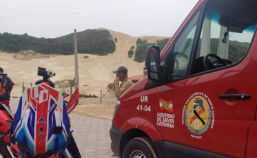 Cachorro atravessa a rua e derruba motociclista