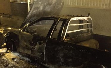 Veículo é tomado pelas chamas