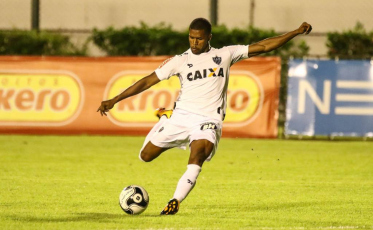 Criciúma anuncia o lateral Carlos César