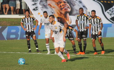 Com um a menos, Criciúma vence ABC e conquista liderança na Série B 