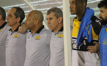 Cláudio Tencati reclama do gramado e fala sobre lance polêmico de impedimento