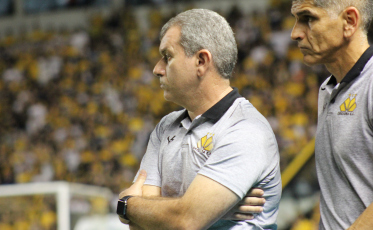 Vila Nova abre processo contra técnico do Criciúma por questionar pênalti durante partida
