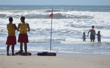 Período de guarda-vidas nas praias catarinenses pode ser estendido