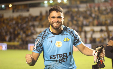 Gustavo chega a 14 pênaltis defendidos pelo Criciúma