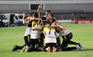 Criciúma vence fora de casa após três meses e cola no G4