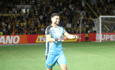 “Toda equipe boa tem que ter um grande goleiro”, diz Cláudio Tencati sobre Gustavo