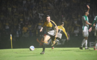 Primeiro gol da Série A é de Renato Kayzer 