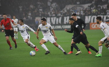 Criciúma sai na frente, mas apaga no segundo tempo e sofre a virada do Corinthians