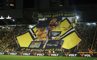 Torcida do Criciúma faz mosaico especial em homenagem a Eder