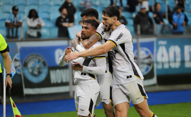 Ronald sai do banco, marca um golaço e Criciúma vence o Grêmio fora de casa