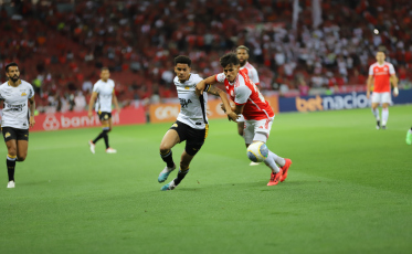 Com um jogador a menos, Criciúma é derrotado pelo Internacional e fica a três pontos do Z4 