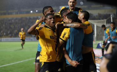  Criciúma vence o clássico e dispara na liderança