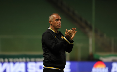 (Vídeo) Eduardo Baptista valoriza empate fora de casa e projeta próximo jogo no Heriberto Hülse
