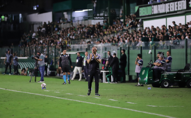 Baptista valoriza ponto fora e cobra arbitragem