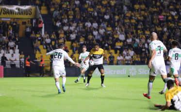 Criciúma perde em casa para o Coritiba e piora situação na Série B
