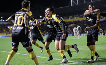 Criciúma vira o jogo e supera Athletico/PR em partida emocionante