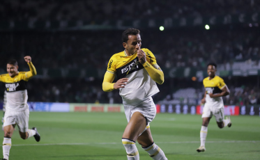 Criciúma assume liderança com vitória emocionante sobre o Coritiba