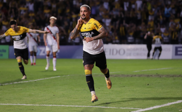 Com gol no fim, Criciúma vence e segue sonhando com a Série A