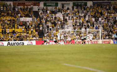 Otero decide com gol antológico e Criciúma vence com um a menos