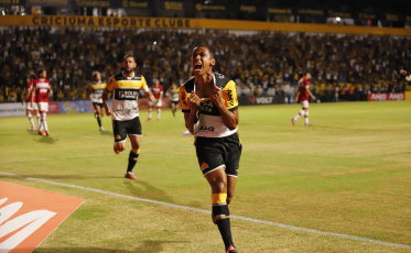 Criciúma bate o CRB por 3 a 1 e garante vaga no G4 da Série B