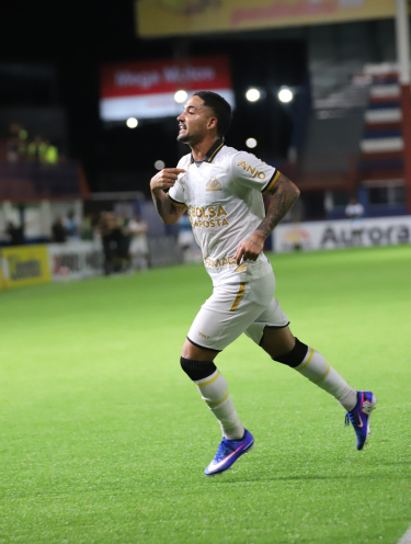 Com brilho de Jhonata Robert no fim, Criciúma bate o Brusque e avança à decisão