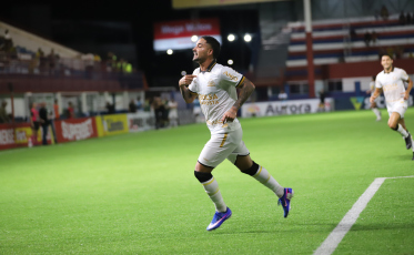 Com brilho de Jhonata Robert no fim, Criciúma bate o Brusque e avança à decisão