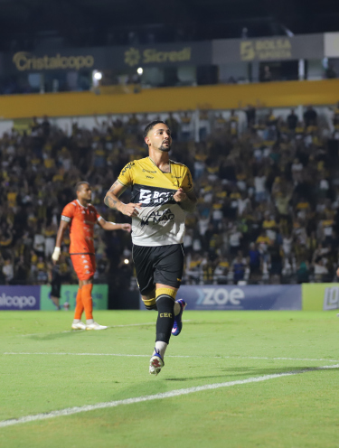 Tigre levanta a Taça Acesc 70 anos após decisão dramática com o Camboriú