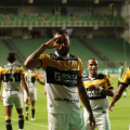 Com golaço de letra, Criciúma quebra tabu e passa mais uma rodada no G6