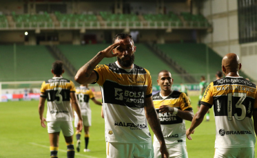 Com golaço de letra, Criciúma quebra tabu e passa mais uma rodada no G6