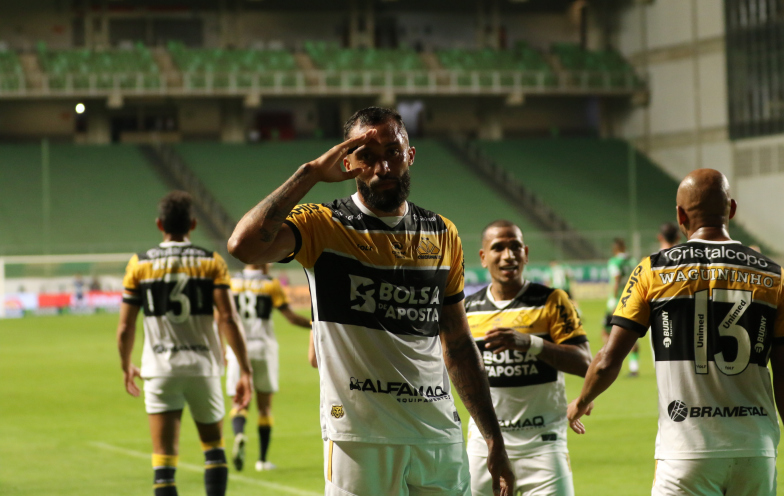 Com golaço de letra, Criciúma quebra tabu e passa mais uma rodada no G6