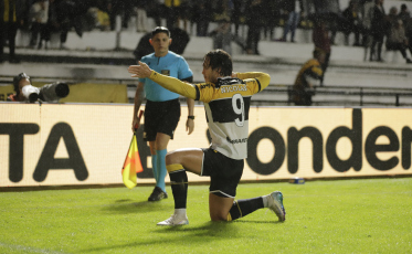 Nicolas volta a marcar, mas Criciúma fica no empate diante do Atlético-GO