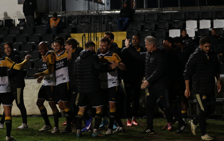 Criciúma sai na frente, mas cede empate no final e se distancia do G6