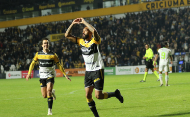 Com gol de César Martins, Criciúma supera o América-MG e mantém força na reta final da Série B