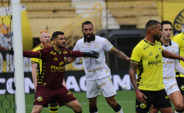 De novo, César Martins! Zagueiro artilheiro marca e garante vitória do Criciúma sobre São Bernardo