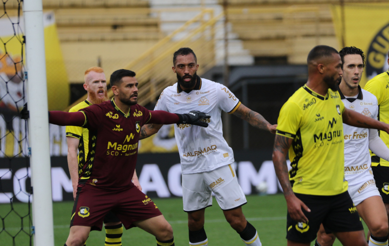 De novo, César Martins! Zagueiro artilheiro marca e garante vitória do Criciúma sobre São Bernardo