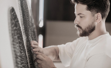 Artista de Criciúma transforma linhas e pregos em obras realistas